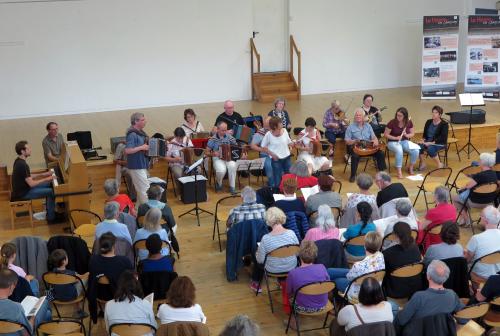 Iconographie - Ensemble de musique traditionnelle du Conservatoire au concert Le Havre en chansons à la Salle Franklin