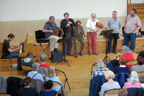 Iconographie - Les chanteurs collecteurs réunis  au concert Le Havre en chansons à la Salle Franklin