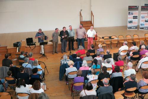 Iconographie - Les chanteurs collecteurs réunis  au concert Le Havre en chansons à la Salle Franklin