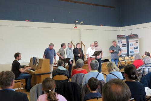 Iconographie - Les chanteurs collecteurs réunis  au concert Le Havre en chansons à la Salle Franklin