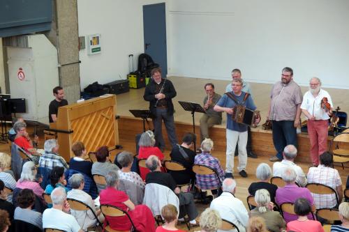 Iconographie - Les chanteurs collecteurs réunis  au concert Le Havre en chansons à la Salle Franklin