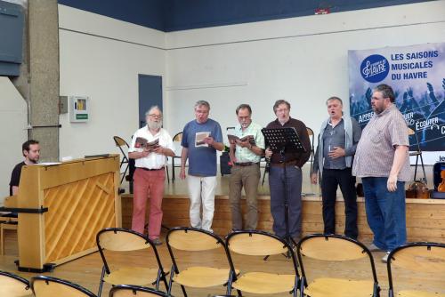 Iconographie - Les chanteurs collecteurs réunis  au concert Le Havre en chansons à la Salle Franklin