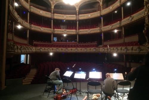 Iconographie - Escale à Sète - Préparation d'un concert au théâtre