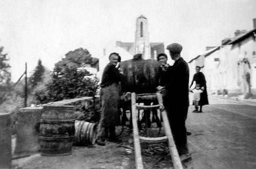 Iconographie - Déchargement d’une barrique à l’aide d’un poulain