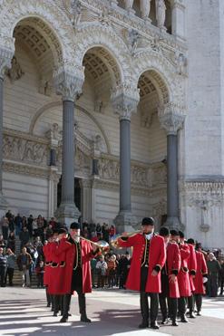 Iconographie - Les Échos du Lyonnais devant la basilique de Fourvière