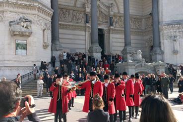 Iconographie - Les Échos du Lyonnais devant la basilique de Fourvière