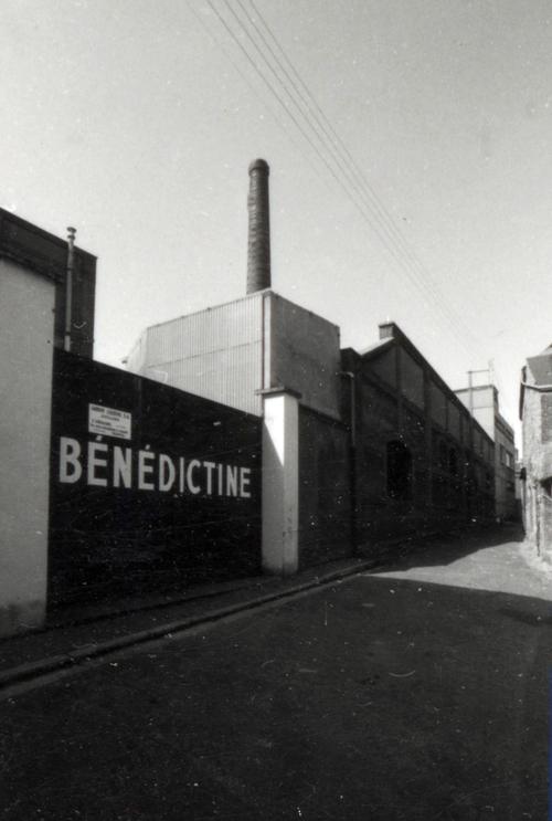 Iconographie - Cheminée de l'usine Bénédictine