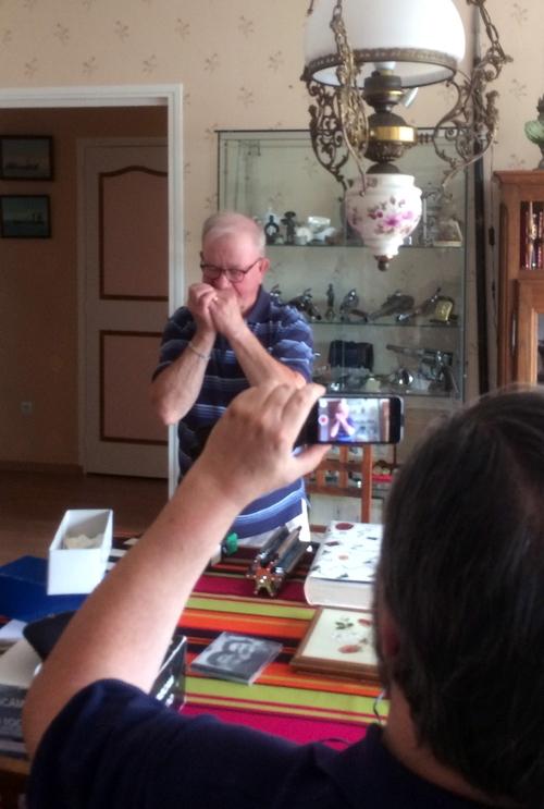 Iconographie - Michel Decaux jouant de l'harmonica