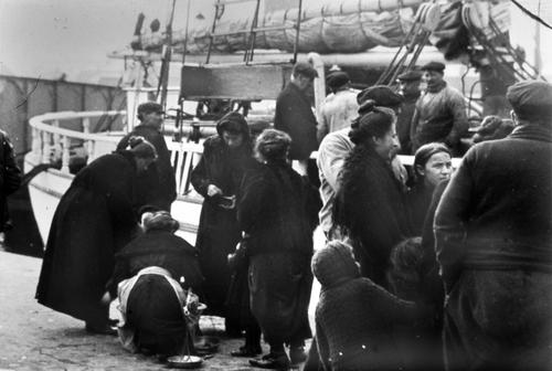 Iconographie - Femmes de marins sur le quai