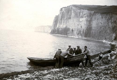 Iconographie - Pêcheurs remontant le doris Andrée sur le gal', sur la grève