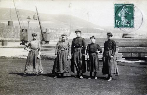 Iconographie - Femmes posant sur le quai