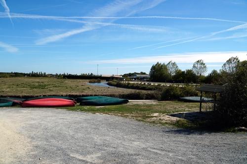 Iconographie - Vue sur l'étier et l'aire de caravaning du port des canoës