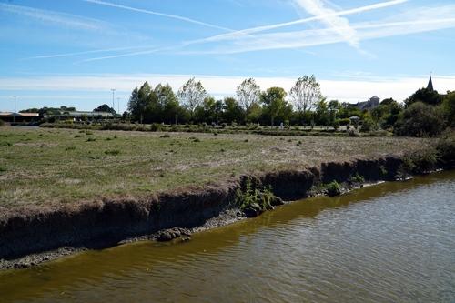 Iconographie - Vue sur l'étier et l'aire de caravaning du port des canoës