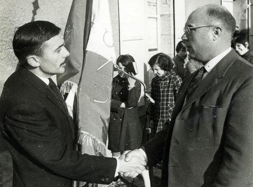 Iconographie - Le président Michel Leboeuf remet le drapeau de la section au président local