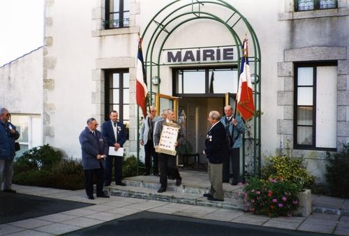 Iconographie - Remise du drapeau des anciens combattants de 14 18 à la mairie