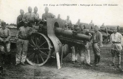 Iconographie - Camp de Coëtquidan - Nettoyage de canons 155 Schneider