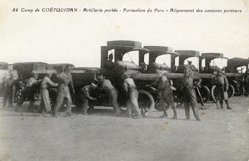 Iconographie - Camp de Coëtquidan - Artillerie portée -Formation du parc - Azlignement des camions porteurs