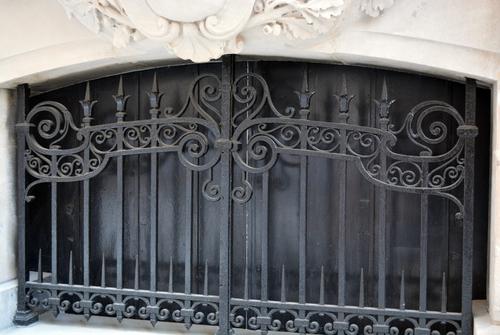 Iconographie - Réfection et restitution des grilles de protection d'un hôtel particulier, boulevard Solférino à Paris