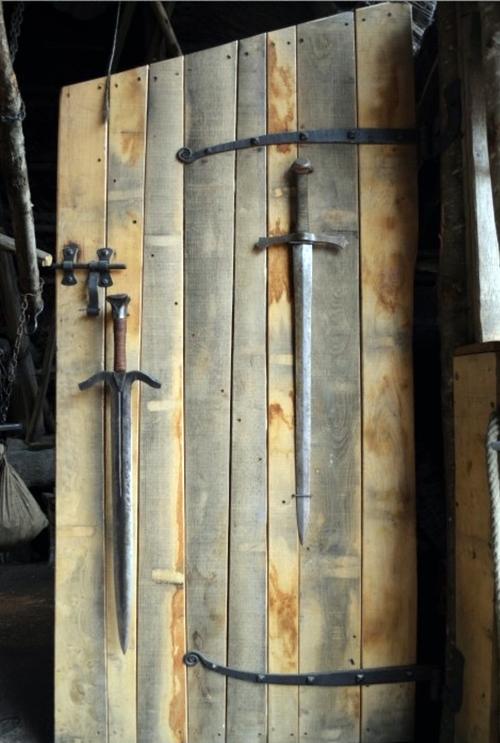 Iconographie - Armes du fort de l'an Mil au Puy du Fou
