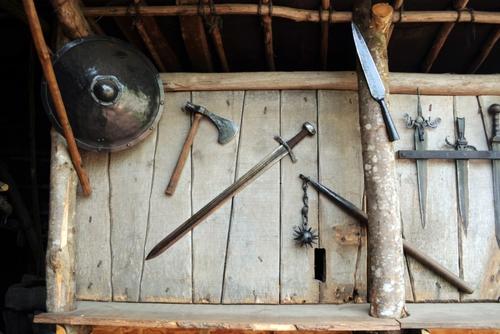 Iconographie - Armes du fort de l'an Mil au Puy du Fou