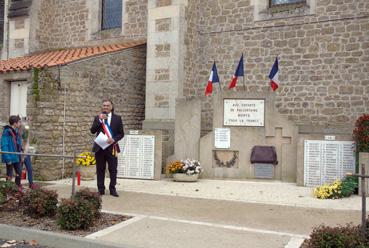 Iconographie - Le maire devant le monument aux Morts