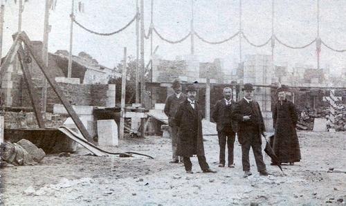 Iconographie - Visite du chantier de construction de la nouvelle église