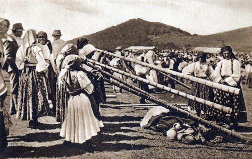 Iconographie - Femmes sonnant du cor des Alpes - Le Tulnic