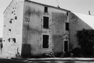 Iconographie - Entrée XVIIIème d'une maison du bourg