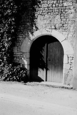 Iconographie - Porte plein cintre dans le bourg