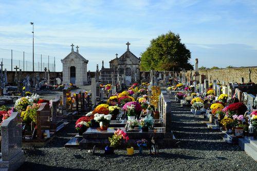 Iconographie - L'entrée du cimetière fleuri pour la Toussaint