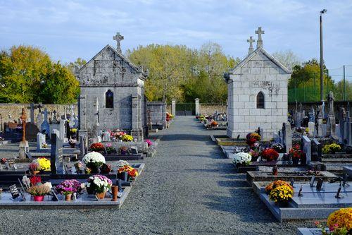 Iconographie - Les tombres du cimetière fleuries pour la Toussaint