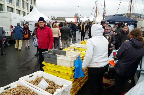Iconographie - La vente de produits de la marée près des Pêcheries de Fécamp
