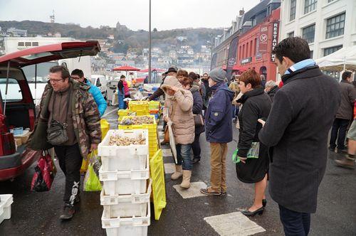 Iconographie - La vente de produits de la marée près des Pêcheries de Fécamp