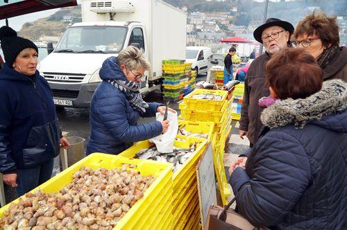 Iconographie - La vente de produits de la marée près des Pêcheries de Fécamp