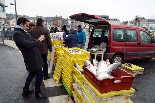 Iconographie - La vente de produits de la marée près des Pêcheries de Fécamp