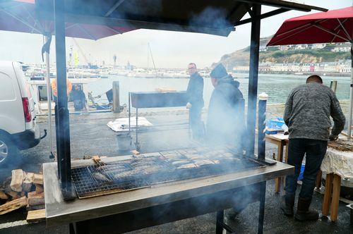 Iconographie - Grillades de poissons sur le quai lors de la Fête du hareng