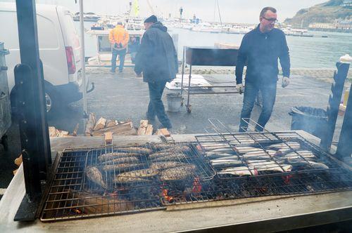 Iconographie - Grillades de poissons sur le quai lors de la Fête du hareng