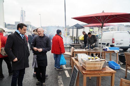 Iconographie - Grillades de poissons sur le quai lors de la Fête du hareng