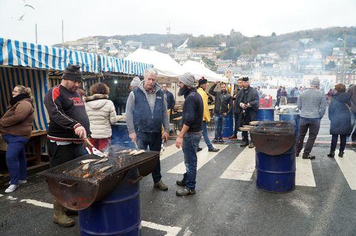 Iconographie - Grillades de poissons sur le quai lors de la Fête du hareng