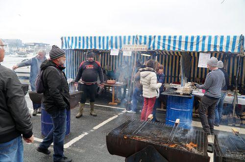 Iconographie - Grillades de poissons sur le quai lors de la Fête du hareng