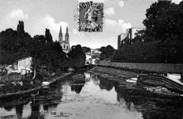 Iconographie - L'église Saint-André et le Donjon, vue de la Sèvre Niortaise