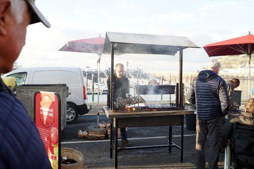 Iconographie - Grillades de poissons sur le quai lors de la Fête du hareng