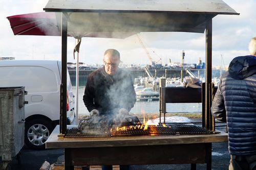 Iconographie - Grillades de poissons sur le quai lors de la Fête du hareng