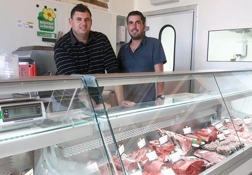 Iconographie - Les producteurs derrière la vitrine viande de la Goichonnière