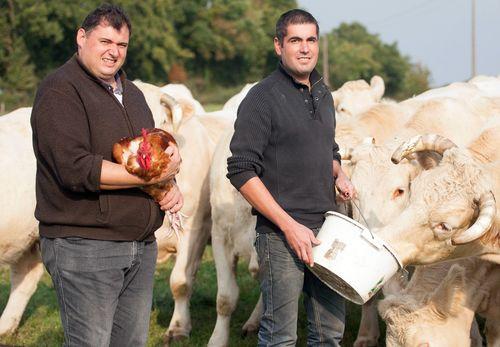 Iconographie - Gaetan et Kevin avec animaux à la ferme de La Goichonnière