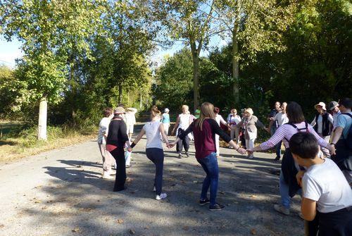 Iconographie - Danse durant la balade chantée et jouée avec Sant-Yann