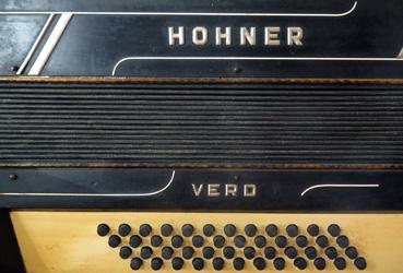 Iconographie - Détail de l'accordéon Honner de Félicien Potier
