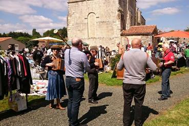 Iconographie - Animation d'un vide-grenier par DACTrad