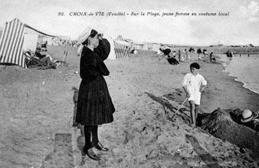 iconographie - Sur la plage, jeune femme en costume local