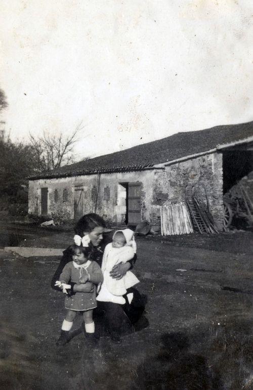 Iconographie - Madeleine Brémaud avec ses deux enfants, La Boursière